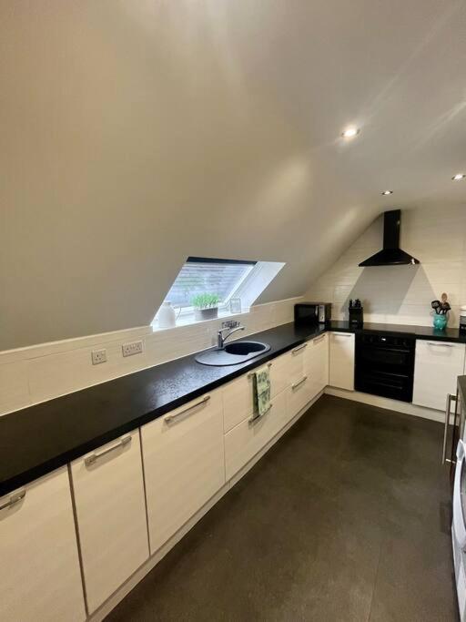 Bs - Luxury Top Floor 4 Bed Apartment With Garage In Town Centre - No Lift Стратфорд на Ейвън Екстериор снимка